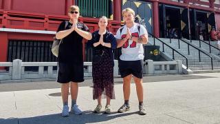 Opiskelijoita japanilaisen temppelin edessä