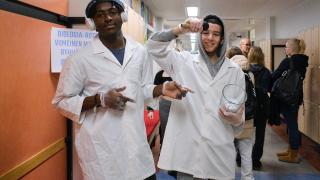 Opiskelijat Sotungin lukion avoimissa ovissa