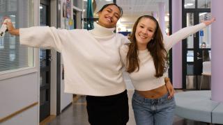 Valokuva iloisista Sotungin lukion opiskelijoista.