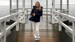 Valokuvassa opiskelija laiturilla