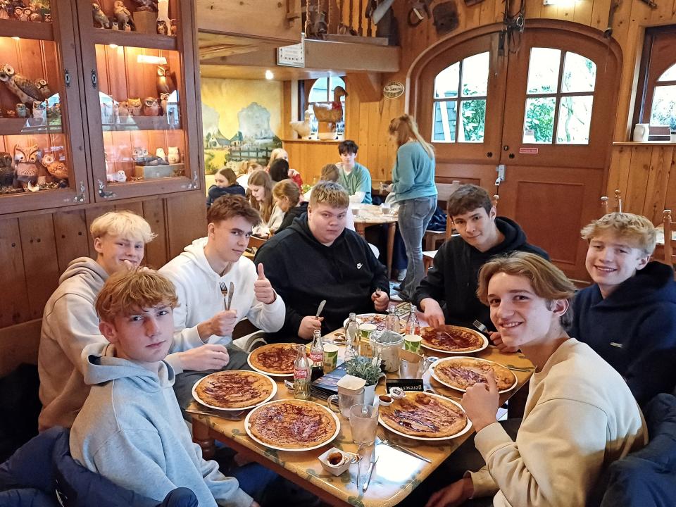 Valokuva opiskelijoista syömässä