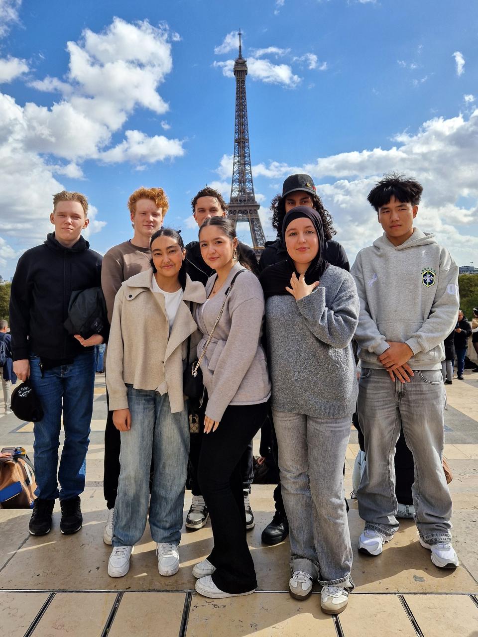 Sotungin lukion opiskelijat poseeraavat Pariisissa.