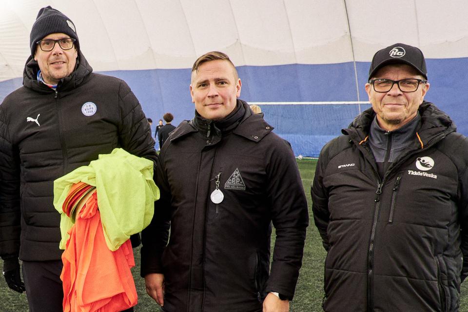 Sotungin lukion jalkapallovalmentajia valokuvassa.