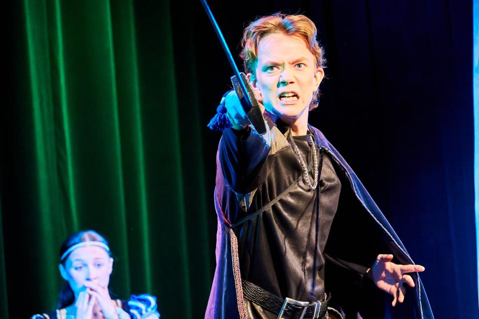 Valokuva Sotungin lukioteatterin esityksestä Juhannusyön uni