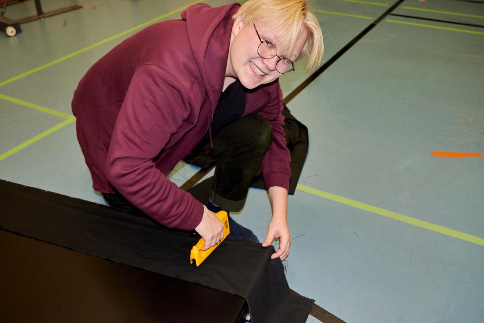 Valokuvassa Sotungin lukioteatterin Juhannusyön uni-esityksen valmistelua.