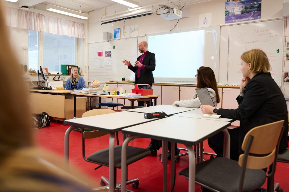 Helsingin piispa Teemu Laajasalo vastailee opiskelijoiden kysymyksiin.