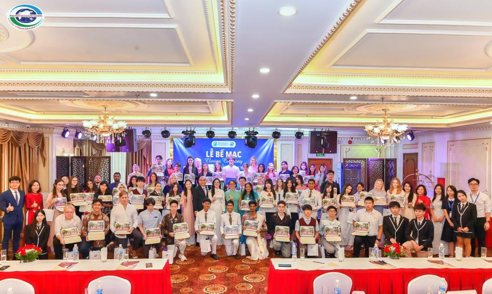 Yhteiskuva World School 2025 osallistujista.