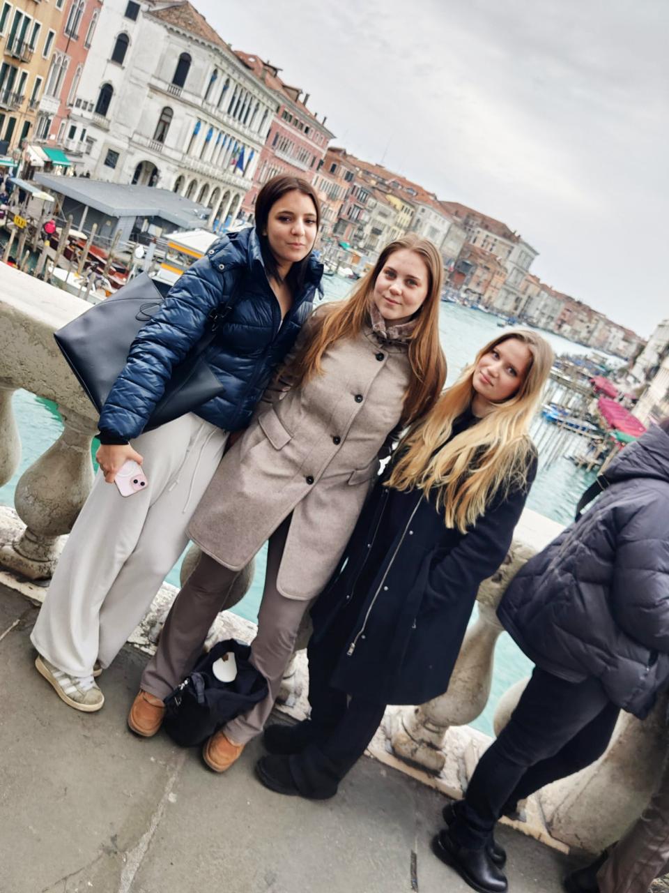 Sotunkilaisia opiskelijoita tutustumassa Venetsiaan.