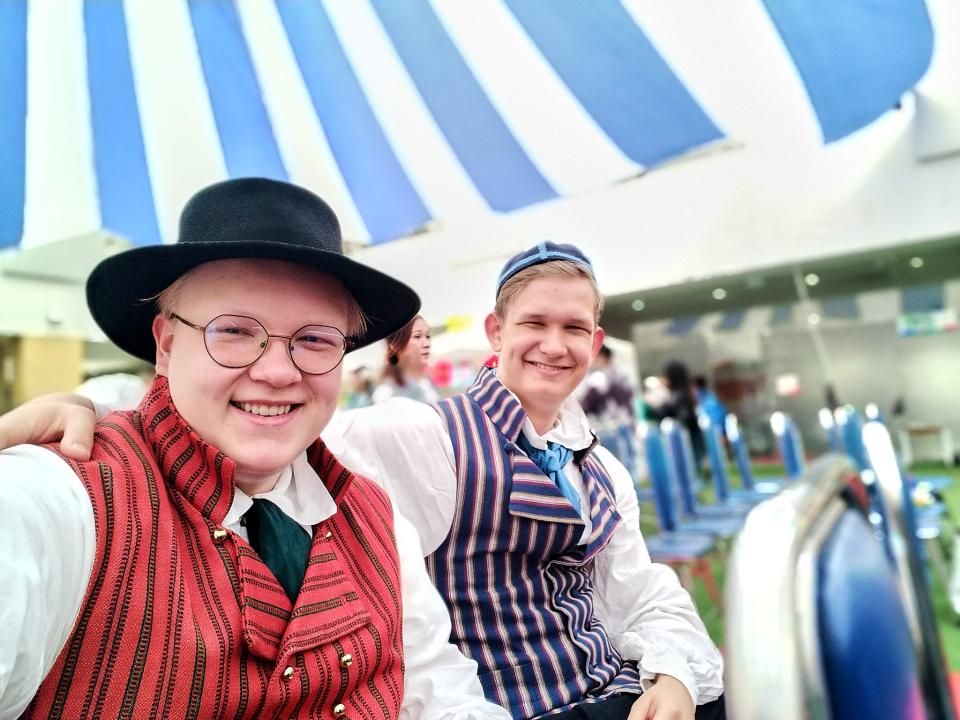 Kansanpukuihin puettuja Suomen delegaatteja World Schoolin kulttuurimessuilla.