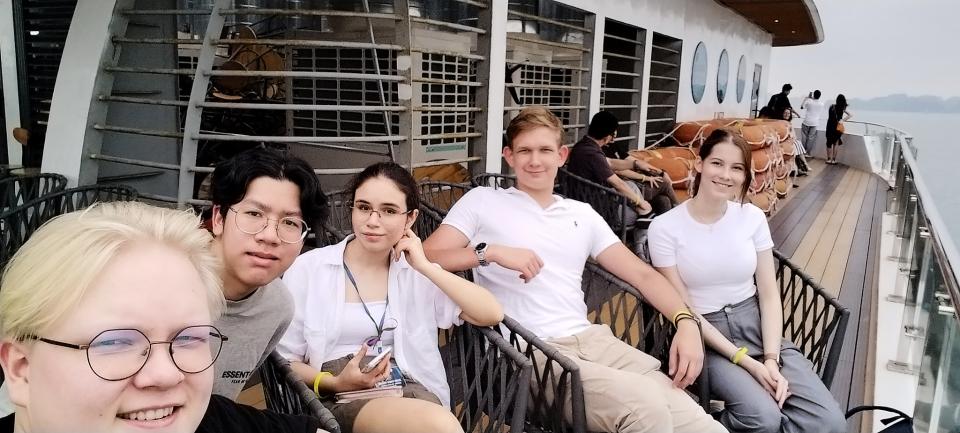 World School osallistujia Ha Long Bayssa laivalla.