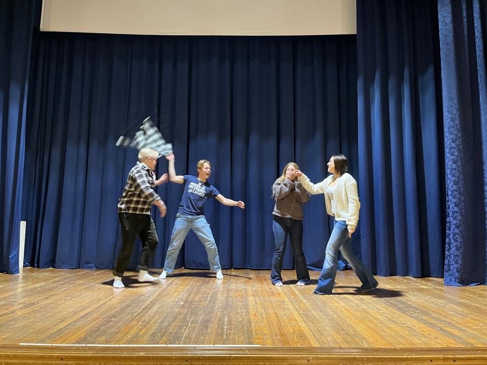 Näyttämötaistelujen harjoittelua.