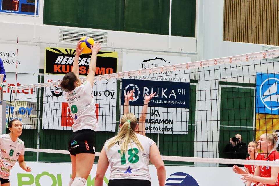 Lentopalloilija Ilba Gashi pelaa.