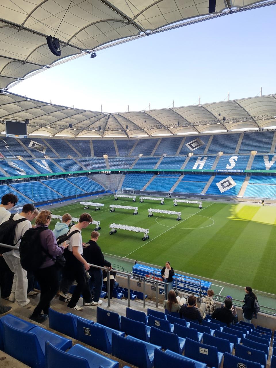 Sotungin lukiolaiset vierailulla HSV:n stadionilla