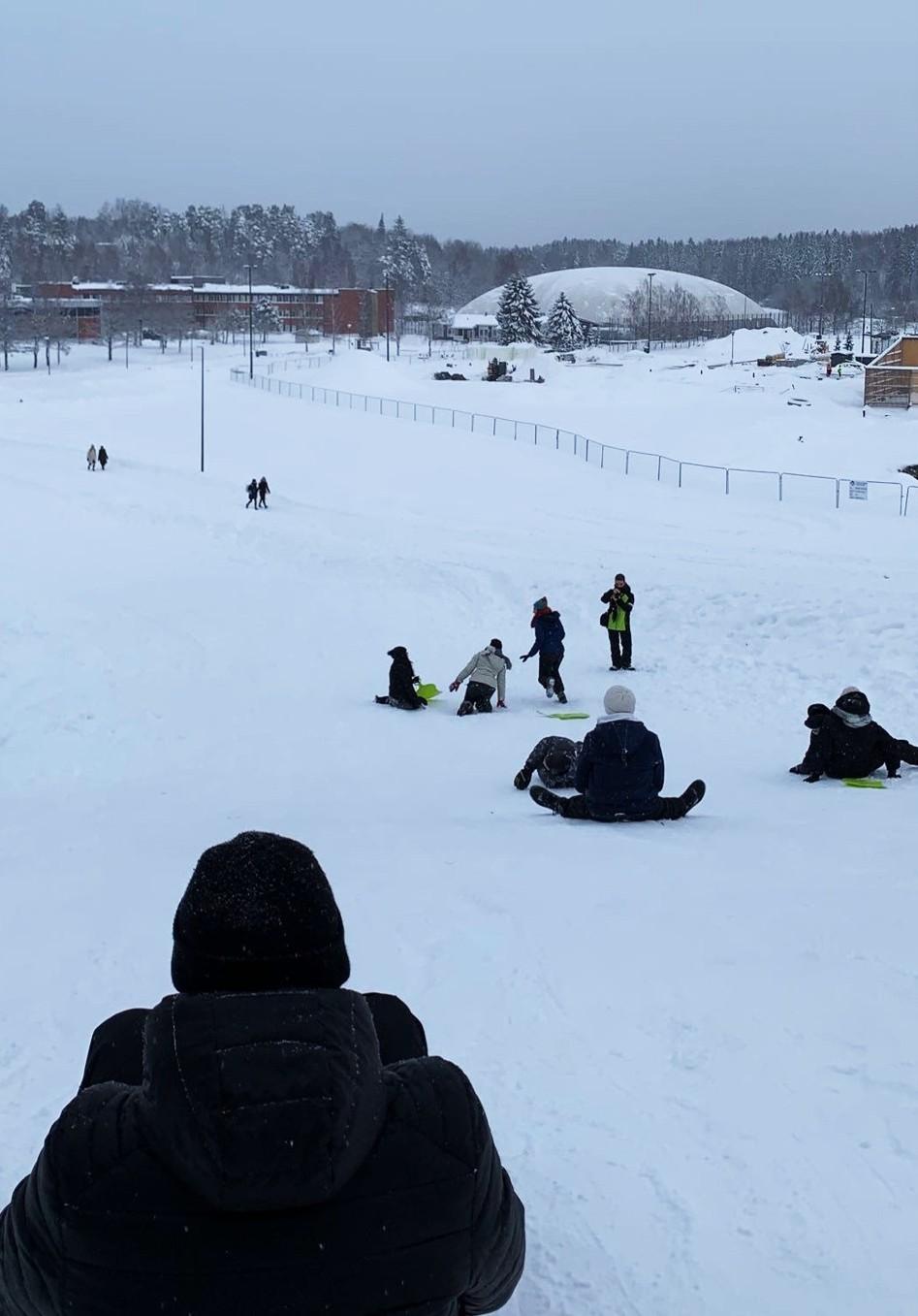 Italialaiset vierailijat pulkkamäessä Sotungissa