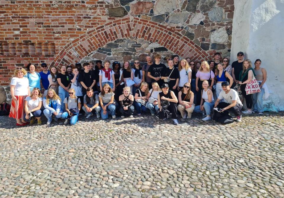 Saksalaiset vierailijat yhteiskuvassa sotunkilaisten S.OU.L -projektiin osallistuneiden kanssa