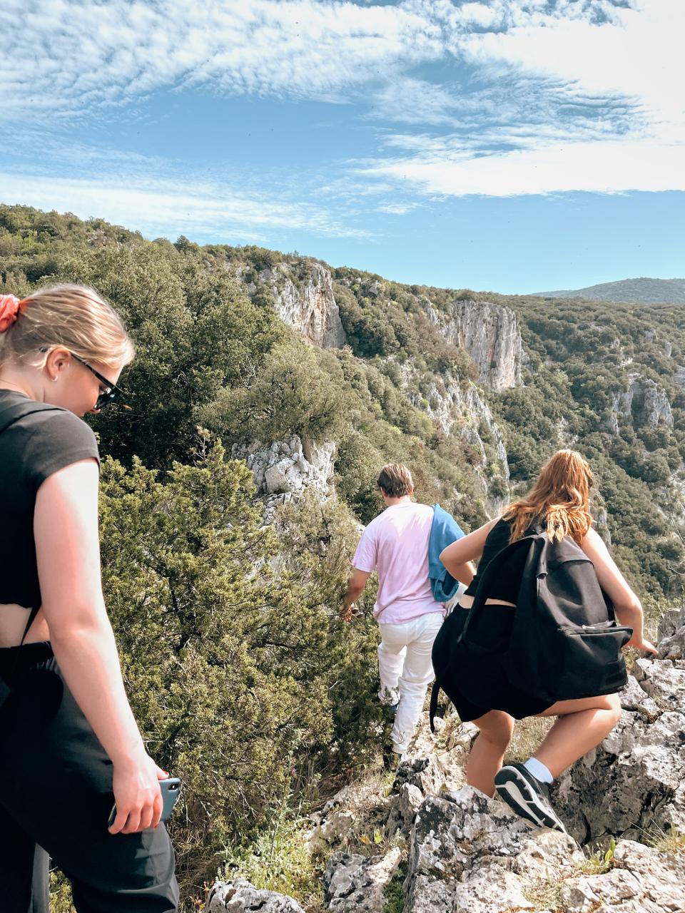 Sotungin lukion opiskelijat patikoimassa Pont d'Arc -alueella.
